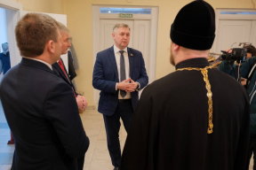 Спикер Заксобрания Кировской области Роман Береснев в рамках поездки в Кирово-Чепецк наградил волонтеров и проверил работу инфраструктурных объектов