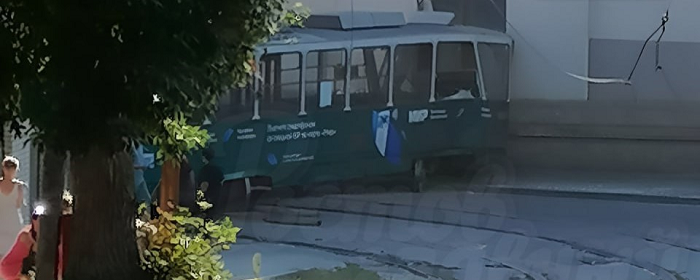 В Ростове трамвай сошел с рельсов и протаранил здание