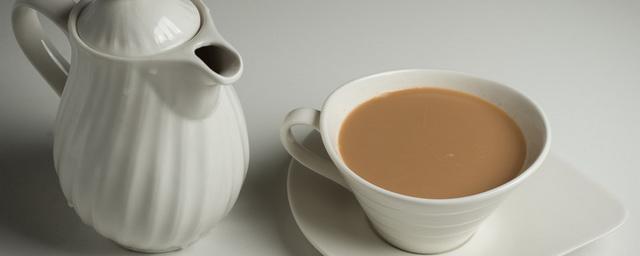 Ученые назвали главную опасность употребления чая с молоком