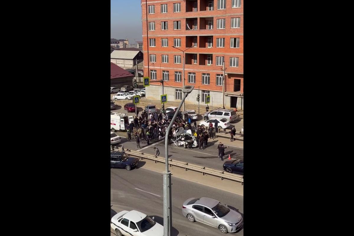 БТР переехал легковушку с человеком в Махачкале