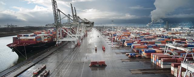 Порт Роттердама приостановил контейнерные перевозки из России и в обратном направлении