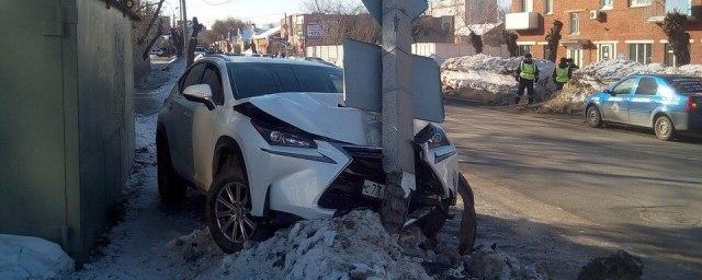 Омичка поехала к парню на угнанном у подруги Lexus и разбила его