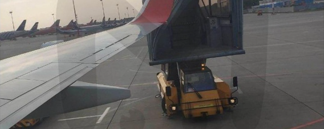 Самолет в аэропорту Шереметьево столкнулся с самоходным трапом