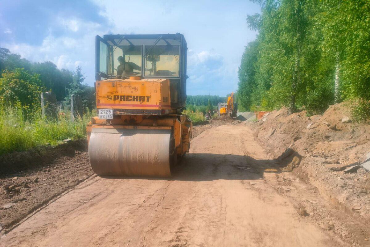 На Заельцовском кладбище в Новосибирске начали ремонтировать дороги