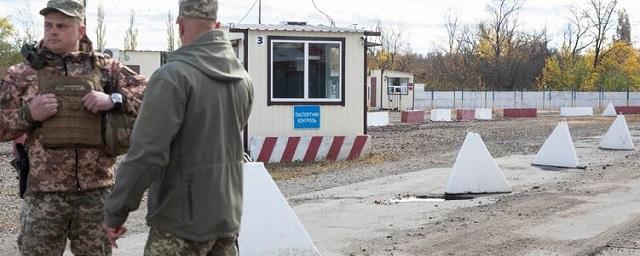 Националисты прорвались через КПП полиции в районе развода сил в Донбассе