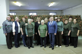 Председатель Заксобрания Людмила Бабушкина вручила почетные знаки активисткам волонтерского центра «Светелка» в Камышлове за активную помощь фронту