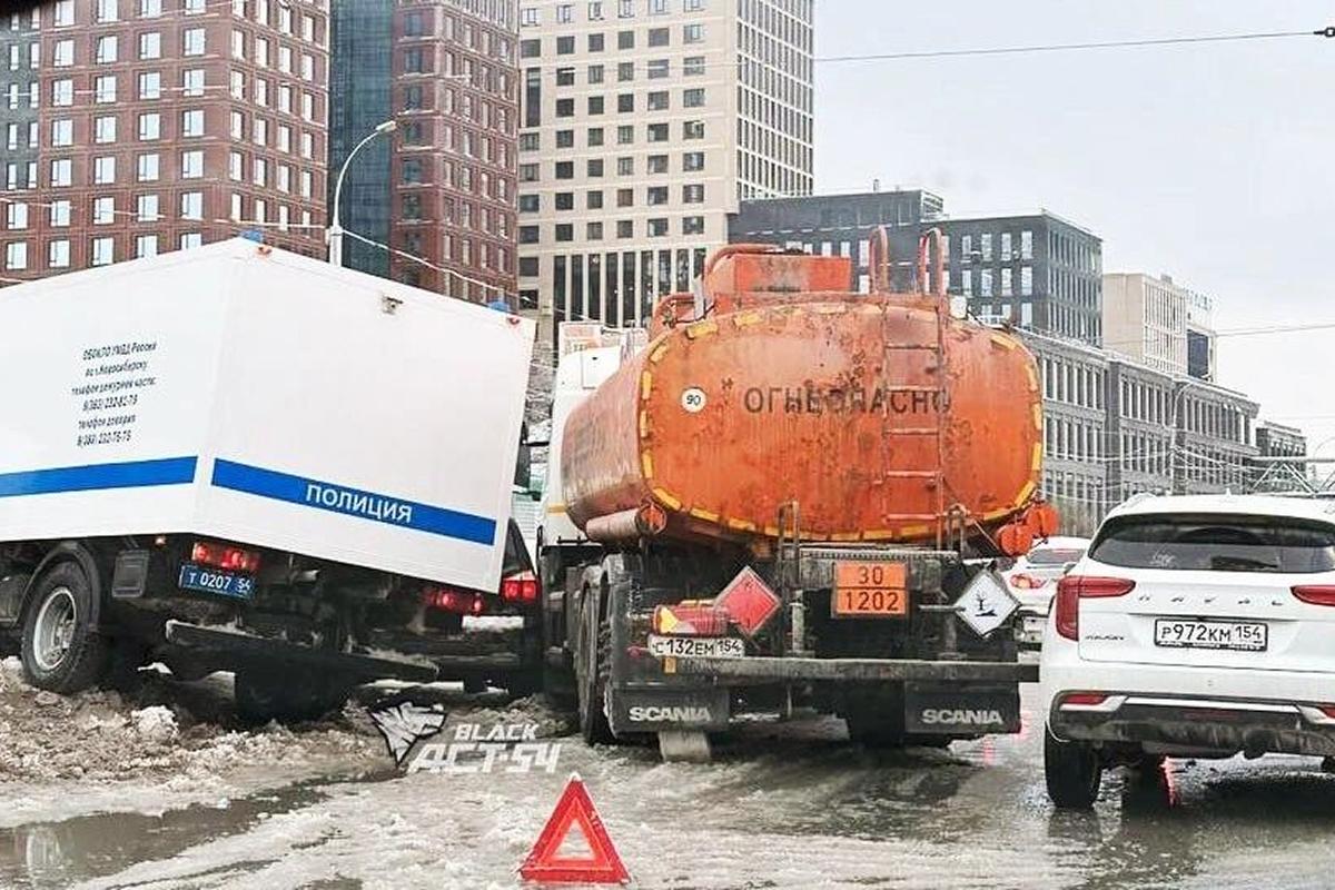 Автозак с заключенными чудом избежал участия в массовом ДТП в Новосибирске