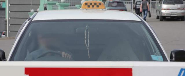 В Новосибирске пассажиры избили таксиста за просьбу не курить в машине