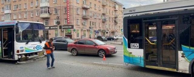 В Омске столкнулись автобус и троллейбус с 90 пассажирами
