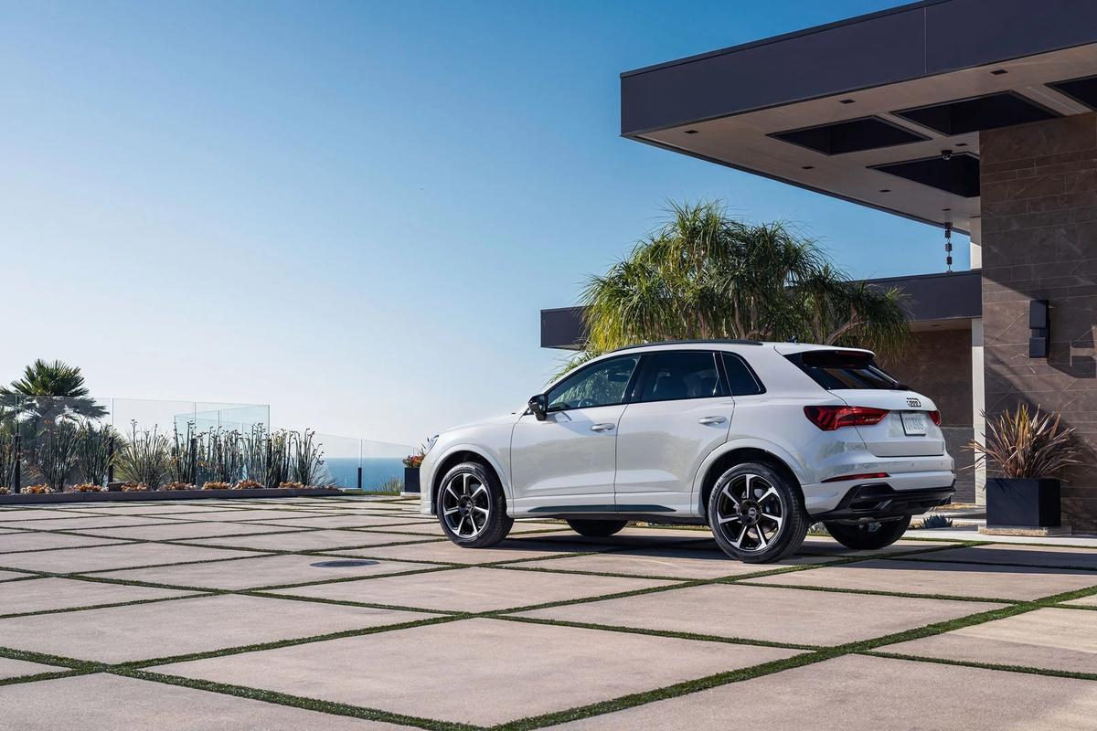 Audi представила новый Q3 с изменённой внешностью и акустическим остеклением