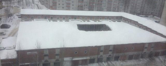 В Воронеже обрушилась крыша гаражного кооператива «Экипаж»