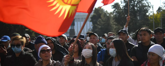 В Киргизии назначили досрочные президентские выборы