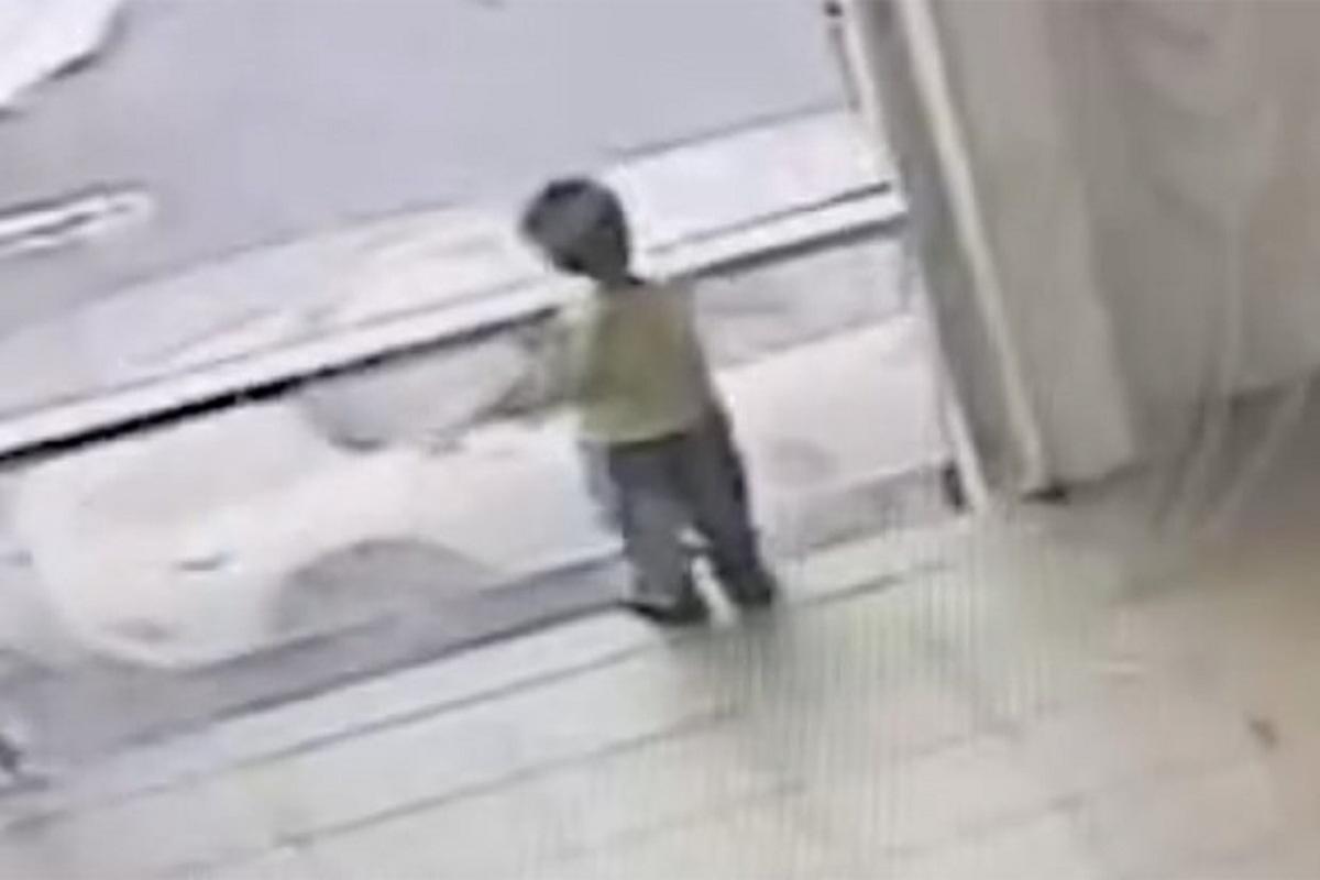 Трехлетний ребенок упал с высоты в гипермаркете Новороссийска и умер