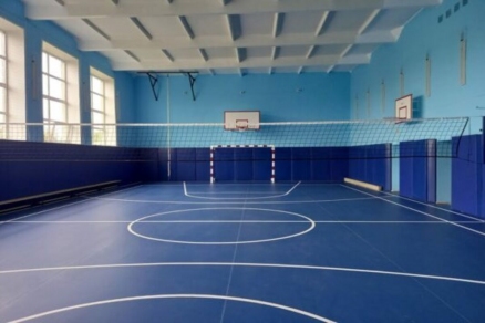 В одной из школ Узбекистана массово постригли школьников в спортзале