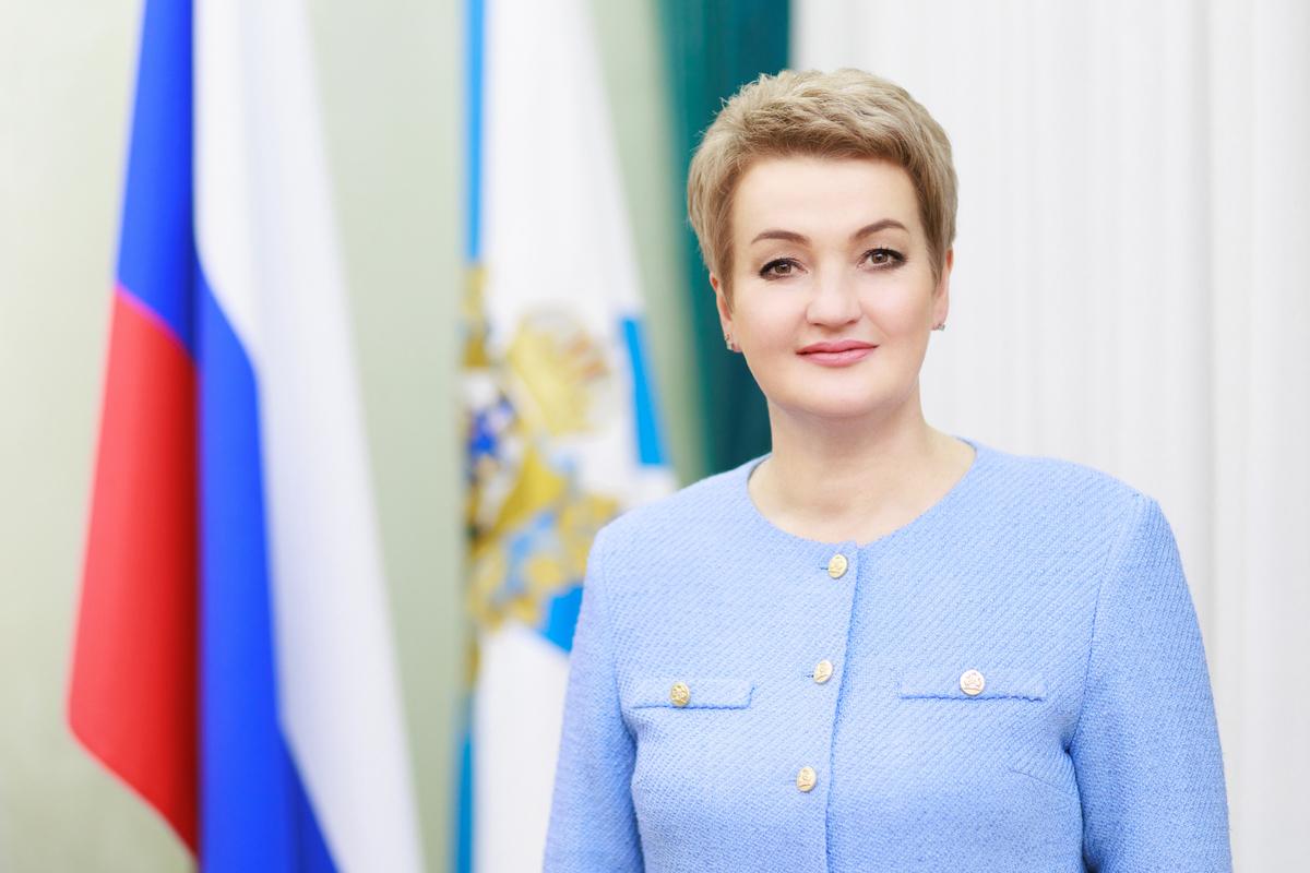 Председатель Архангельского областного собрания депутатов Екатерина Прокопьева поздравила жителей региона с Днём флага России