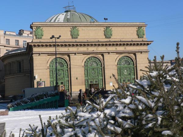 В Петербурге у метро нашли раздетую девочку из Узбекистана