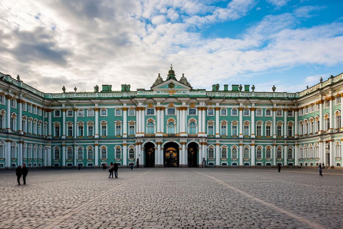 Строительный городок возле Эрмитажа демонтировали после кражи в Лувре