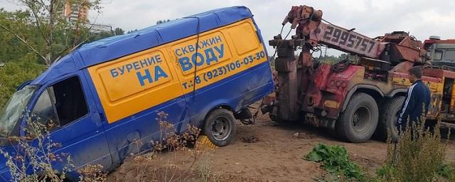 В Новосибирске фургон «ГАЗель» упал с обрыва в воду