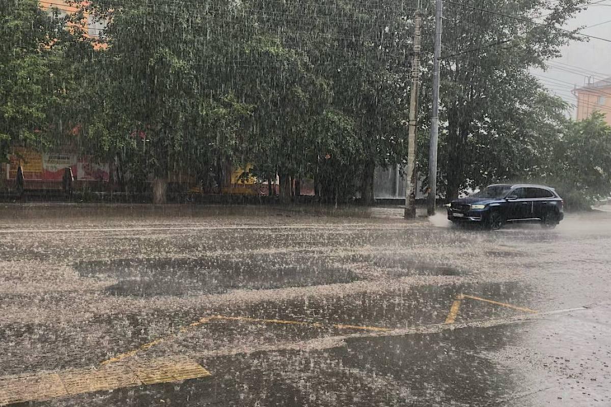 «Балкон упал прямо на нее»: в Омске во время урагана на женщину обрушилась часть балкона