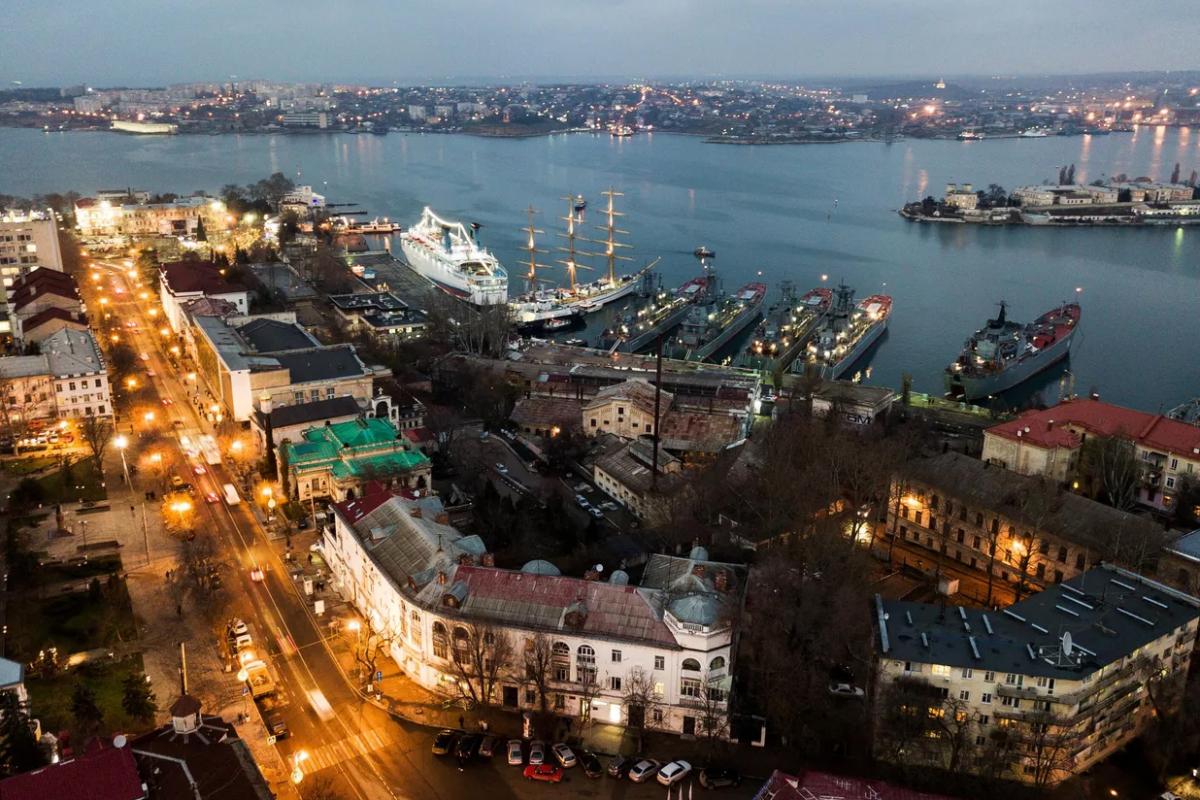 В акватории Севастополя военные отразили атаку безэкипажных катеров