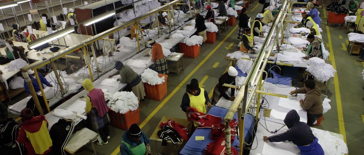В Бангладеш 150 швейных фабрик закрылись из-за массовых протестов рабочих из-за маленькой зарплаты