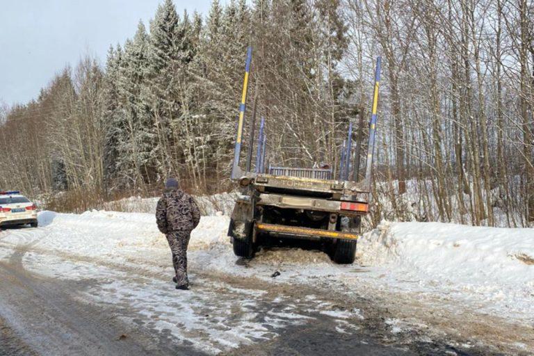 В массовом ДТП под Тверью с участием лесовоза пострадали два человека