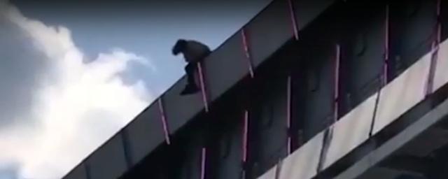 Видео: Новосибирцы заметили мужчину, взобравшегося на метромост