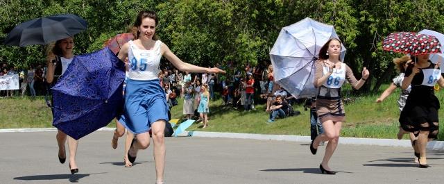 В Омске победительница забега на шпильках пожаловалась на плохие дороги