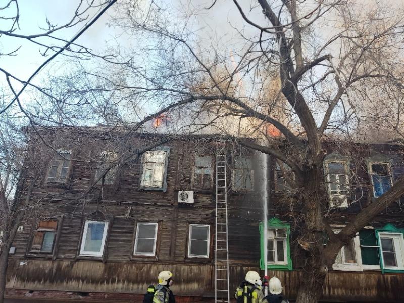 В центре Астрахани выгорело 120 кв. метров площади деревянного дома