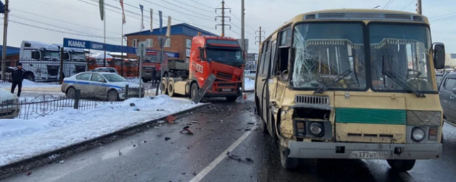 В Иркутске один человек пострадал при столкновении автобуса с грузовиком