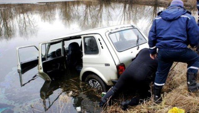 В Уфе спасатели подняли со дна озера утонувшую машину рыбака