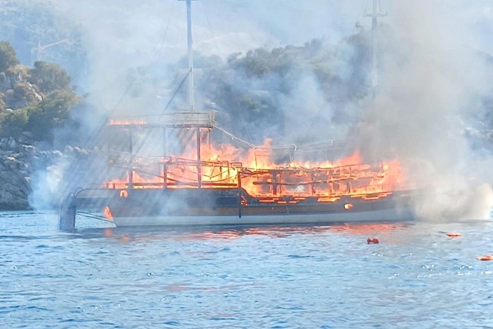 В Турции при пожаре на туристическом судне пострадали 17 человек