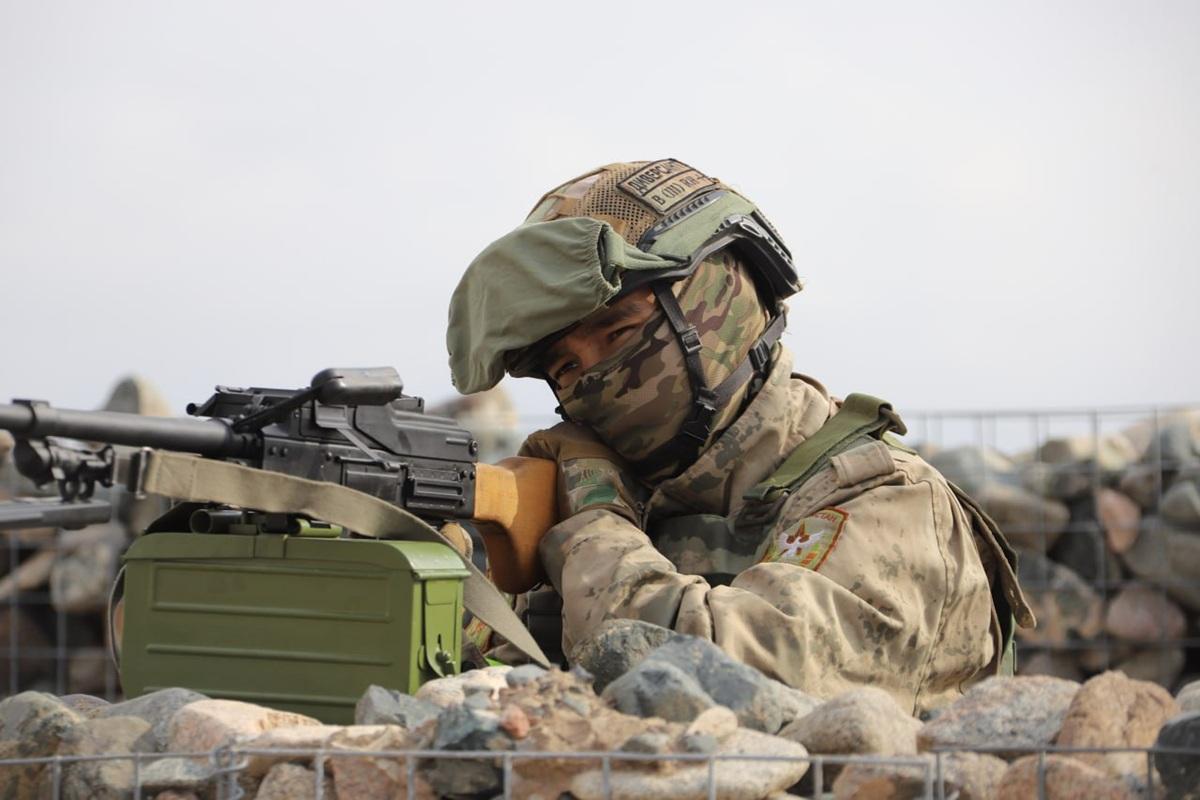 Раненый российский боец потряс медиков своей выдержкой, когда сам принес оторванную левую руку