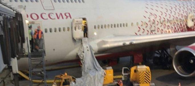 Пассажир рейса Москва - Анталья объяснил, зачем открыл аварийную дверь самолета