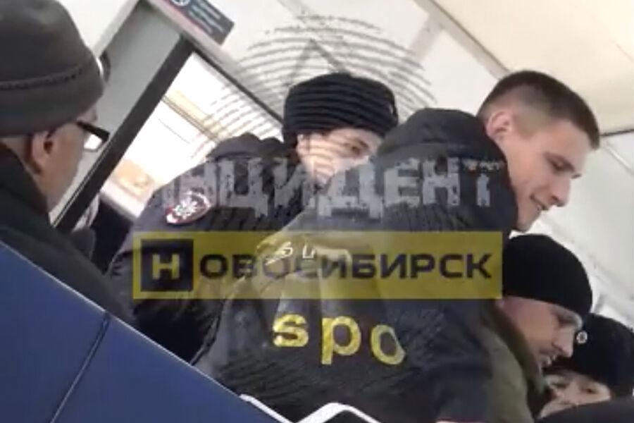В Новосибирской области учительницу забрали в полицию - она устроила драку в электричке