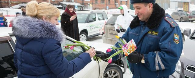 В Томске сотрудники ДПС подарили женщинам 700 тюльпанов