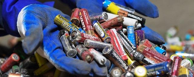 Минприроды предлагает запретить выбрасывать батарейки с мусором