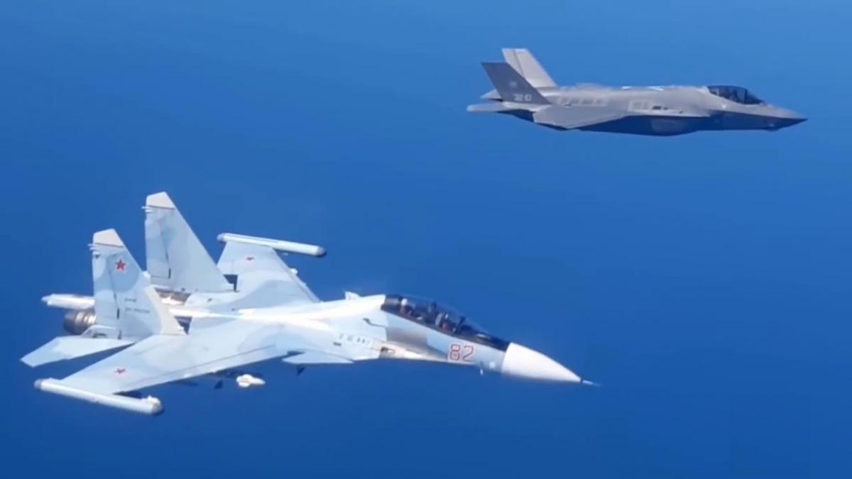 В небе чисто: Русский ас на Су-27 перехватил датский F-16. Калининградцы довольны