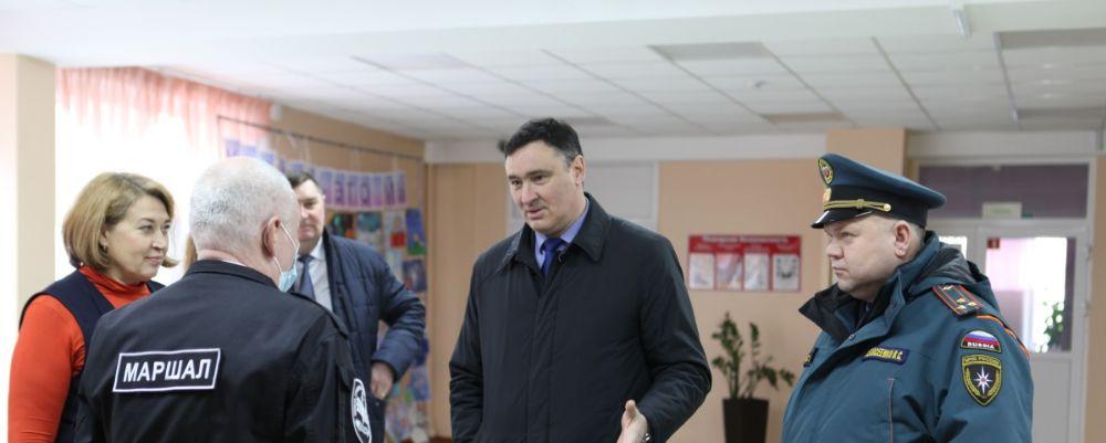 Мэр Иркутска Руслан Болотов проверил безопасность в школах и детсадах