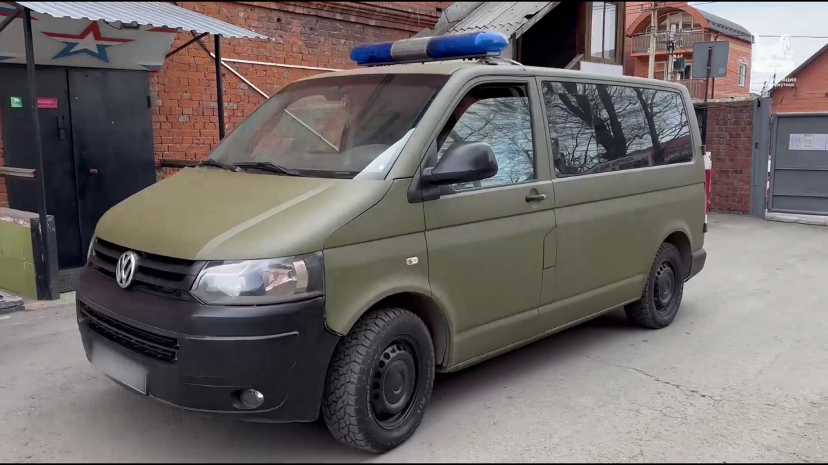 Мэр Иркутска Руслан Болотов передал в зону СВО служащим из Приангарья восстановленный микроавтобус Volkswagen