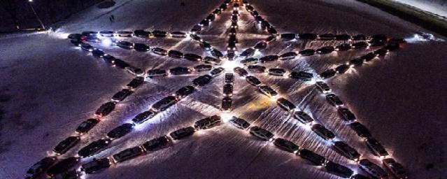 В Новочеркасске из автомобилей выстроили пятиконечную звезду