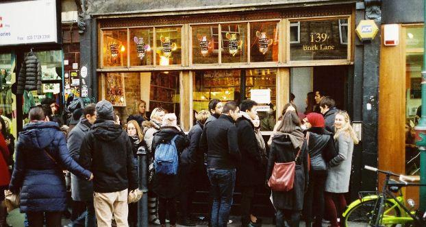 В Британии выстроились очереди в пабы, кафе и рестораны после снятия ковид-ограничений