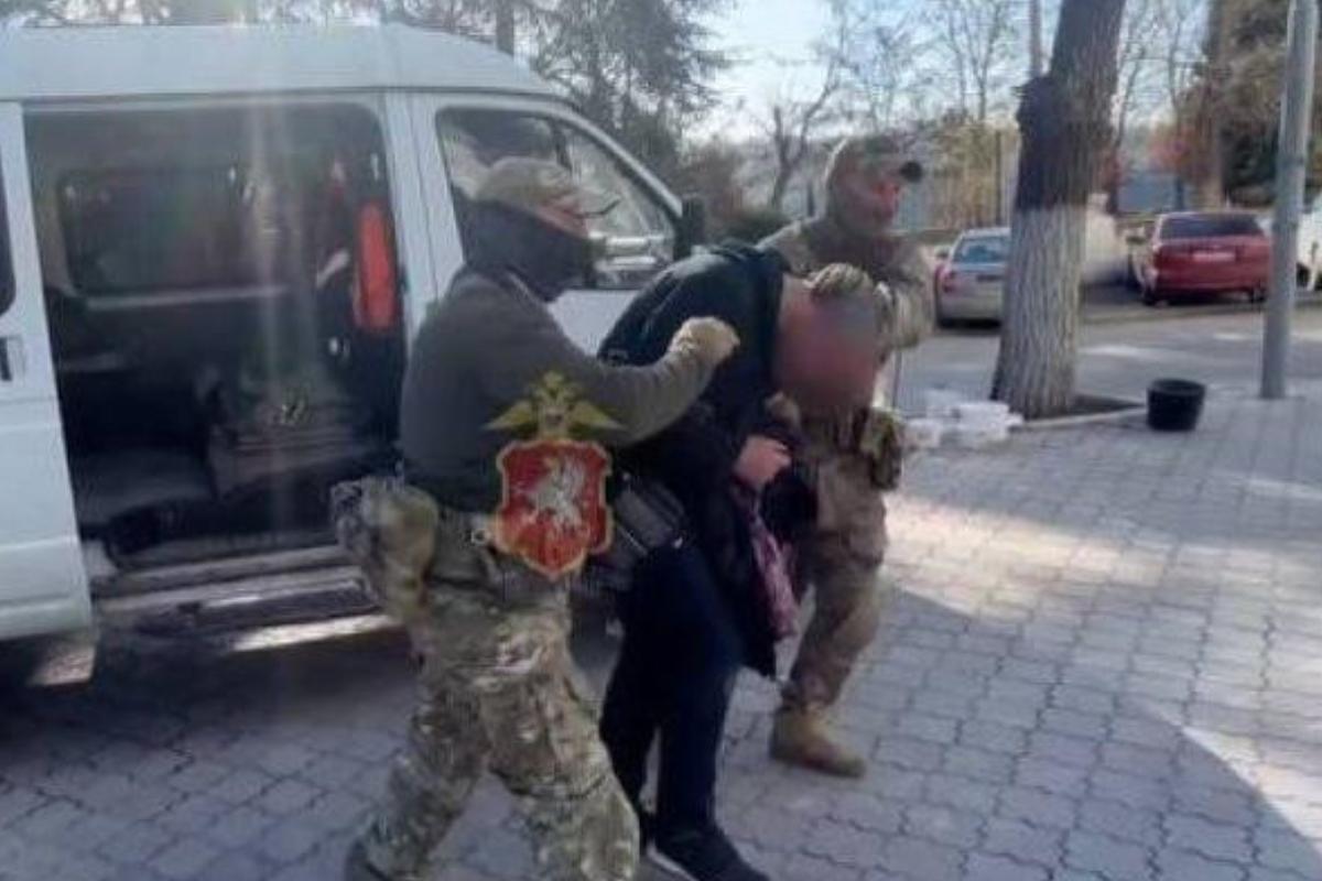 Севастополец заплатит штраф и проведет пять суток в заключении за поддержку ВСУ