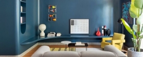 Дизайнеры Фабио Кальви и Паоло Брамбилла создали цветной интерьер в квартире в Милане