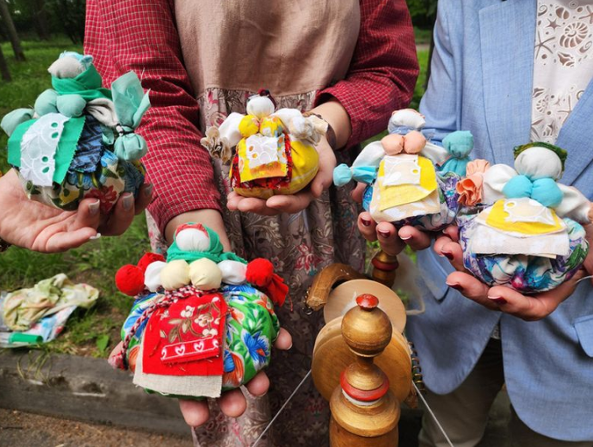 В Красноармейске Городского округа Пушкинский дети и взрослые научились мастерить кукол-травниц