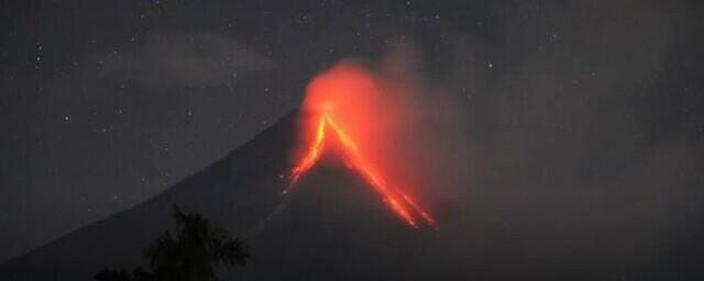 На Филиппинах эвакуировали 3 тысячи человек из-за извержения крупного вулкана Майон - видео