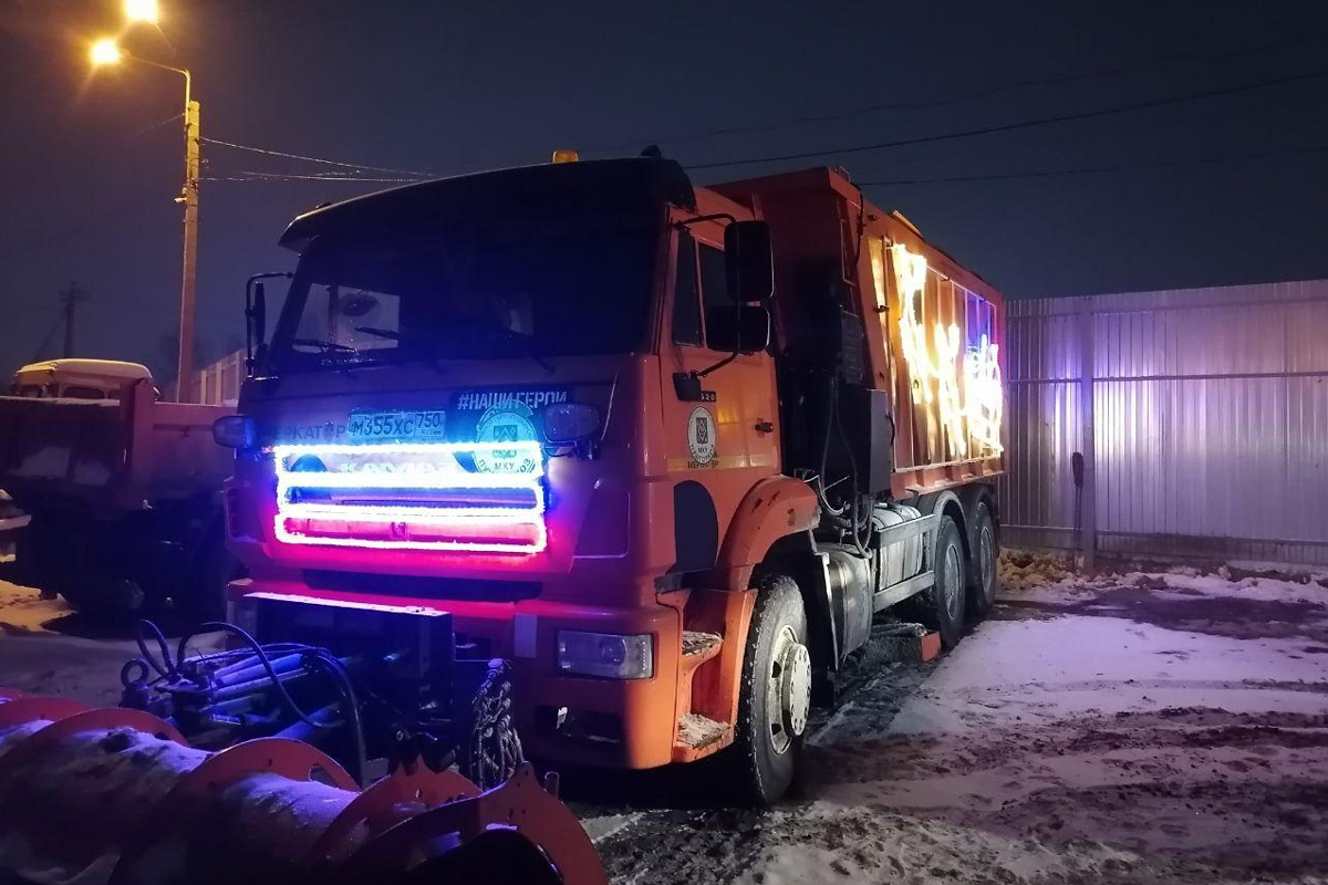 По городскому округу Пушкинский начали разъезжать новогодние коммунальные машины