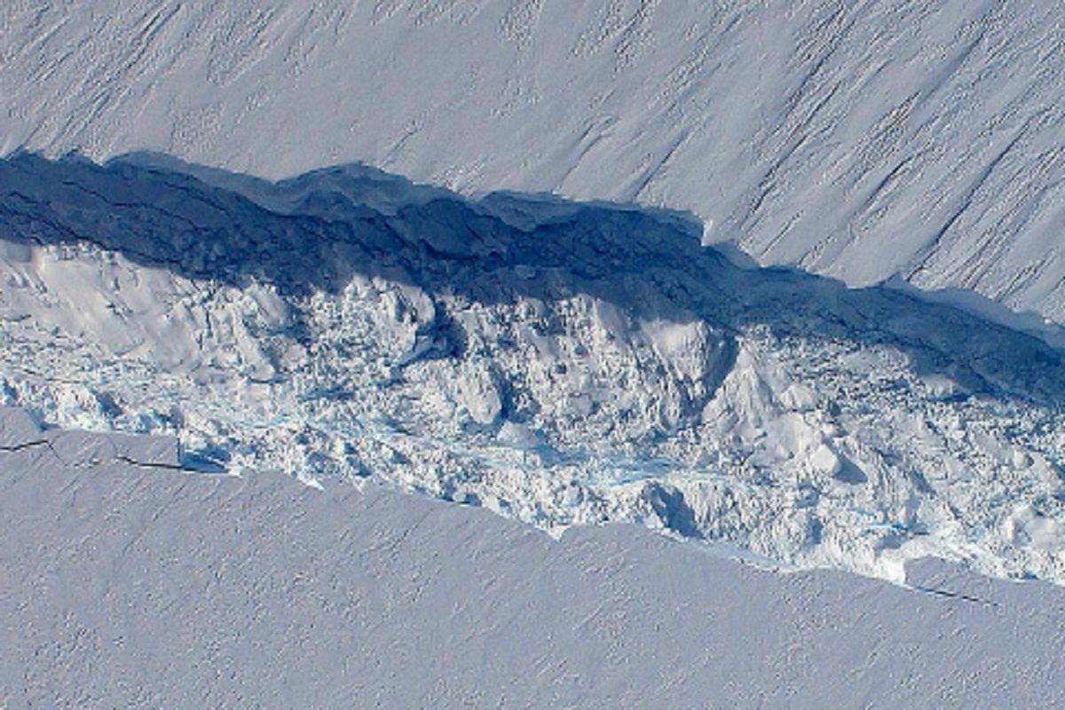 Scientists have discovered the fastest-moving crack in Antarctica's ice sheet