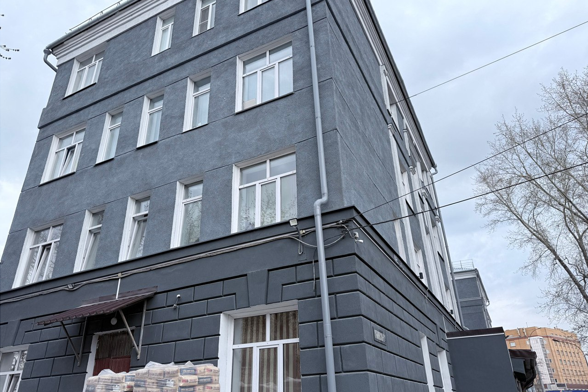 От кровли до штукатурки: капремонт новосибирской школы №84 завершен на 70%
