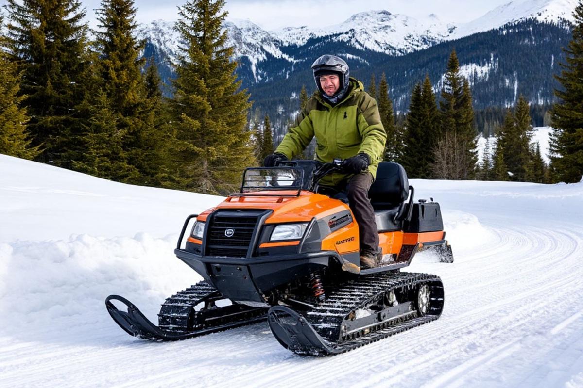 Вместо самокатов: в новосибирских парках появились электроснегокаты